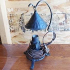 A metal lamp on a table

AI-generated content may be incorrect.