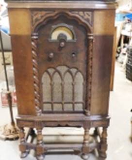 An old wooden radio with a round knob

AI-generated content may be incorrect.