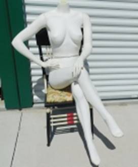 A mannequin sitting on a chair

AI-generated content may be incorrect.