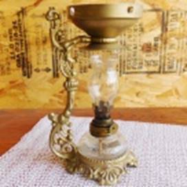 A glass and metal object on a table

AI-generated content may be incorrect.
