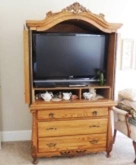 A tv in a cabinet

AI-generated content may be incorrect.