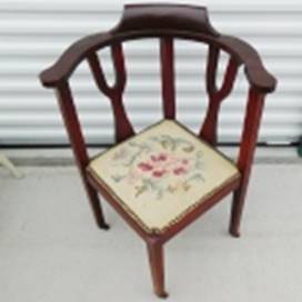 A chair with a cushion

AI-generated content may be incorrect.