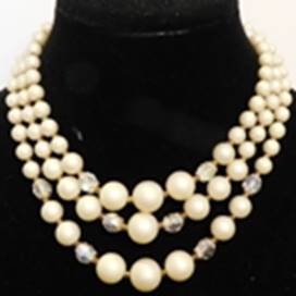 A necklace on a mannequin

AI-generated content may be incorrect.