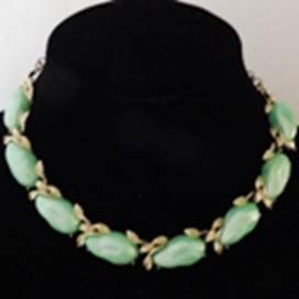 A necklace on a black stand

AI-generated content may be incorrect.