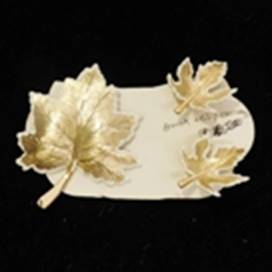 A gold leaf on a white card

AI-generated content may be incorrect.