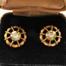 A pair of gold earrings in a box

AI-generated content may be incorrect.
