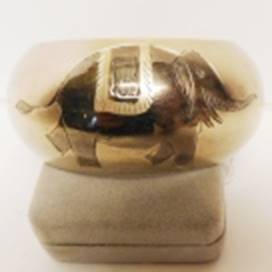 A gold ring with an elephant on it

AI-generated content may be incorrect.