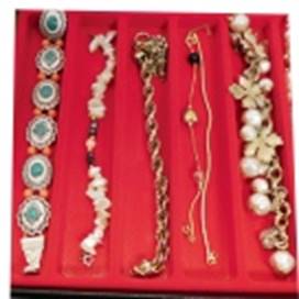 A red box with jewelry

AI-generated content may be incorrect.