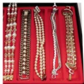 A group of necklaces in a red box

AI-generated content may be incorrect.