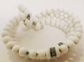 A white beaded bracelet

AI-generated content may be incorrect.