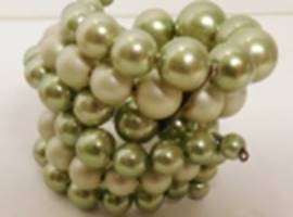 A bracelet made of pearls

AI-generated content may be incorrect.