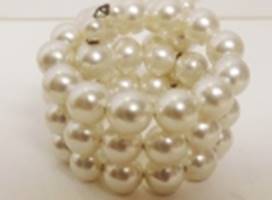 A close up of a bracelet

AI-generated content may be incorrect.