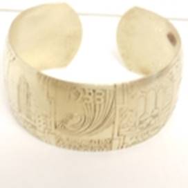 A close-up of a bracelet

AI-generated content may be incorrect.