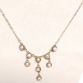 A necklace with pearls on it

AI-generated content may be incorrect.